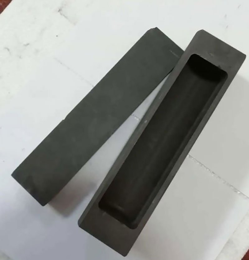 石墨轉(zhuǎn)子是壓縮機(jī)、電動機(jī)等設(shè)備的關(guān)鍵部件，對于許多工業(yè)領(lǐng)域具有重要意義。本文將詳細(xì)介紹石墨轉(zhuǎn)子的結(jié)構(gòu)、工作原理、優(yōu)勢以及應(yīng)用前景，以幫助讀者更好地了解這一重要的機(jī)械部件。  石墨轉(zhuǎn)子的結(jié)構(gòu) 石墨轉(zhuǎn)子顧名思義，主要由石墨制成。它的結(jié)構(gòu)通常包括直徑、長度和葉片數(shù)等幾個主要參數(shù)。石墨轉(zhuǎn)子的直徑通常在幾十毫米到幾百毫米之間，長度則根據(jù)實(shí)際需要而定，葉片數(shù)則根據(jù)轉(zhuǎn)子的具體應(yīng)用進(jìn)行調(diào)整。  石墨轉(zhuǎn)子的工作原理 石墨轉(zhuǎn)子在壓縮機(jī)、電動機(jī)等設(shè)備中主要起到能量轉(zhuǎn)換的作用。在壓縮機(jī)中，石墨轉(zhuǎn)子通過旋轉(zhuǎn)，將電能轉(zhuǎn)化為機(jī)械能，使氣體壓縮機(jī)的氣體壓縮和輸送效率更高。在電動機(jī)中，石墨轉(zhuǎn)子則將電能轉(zhuǎn)化為機(jī)械能，使電動機(jī)的運(yùn)轉(zhuǎn)更加平穩(wěn)。  石墨轉(zhuǎn)子的優(yōu)勢 石墨轉(zhuǎn)子的優(yōu)勢主要體現(xiàn)在以下幾個方面： 耐高溫：由于石墨具有很好的耐高溫性能，因此石墨轉(zhuǎn)子可以在高溫環(huán)境下穩(wěn)定工作，使得壓縮機(jī)、電動機(jī)等設(shè)備在高溫環(huán)境中仍能保持良好的性能。 耐腐蝕：石墨對大多數(shù)化學(xué)腐蝕劑都具有很好的抵抗能力，因此石墨轉(zhuǎn)子在腐蝕性環(huán)境中也能保持良好的性能。 轉(zhuǎn)動平穩(wěn)：石墨轉(zhuǎn)子的轉(zhuǎn)動平穩(wěn)性較高，可以降低機(jī)械設(shè)備的噪音和振動，提高設(shè)備的可靠性和使用壽命。  石墨轉(zhuǎn)子的應(yīng)用前景 隨著科技的不斷發(fā)展，石墨轉(zhuǎn)子的應(yīng)用前景也越來越廣闊。在環(huán)保領(lǐng)域，石墨轉(zhuǎn)子可以用于高效能量回收系統(tǒng)，提高能源利用效率，降低能源浪費(fèi)。在能源領(lǐng)域，石墨轉(zhuǎn)子可以用于制造高效、可靠的電動馬達(dá)，提高能源轉(zhuǎn)換效率，為可再生能源的發(fā)展提供支持。 此外，隨著3D打印技術(shù)的不斷發(fā)展，石墨轉(zhuǎn)子的制造也迎來了新的機(jī)遇。通過3D打印技術(shù)，可以制造出更復(fù)雜、更精細(xì)的石墨轉(zhuǎn)子，提高其能量轉(zhuǎn)換效率和可靠性。  結(jié)論 石墨轉(zhuǎn)子作為壓縮機(jī)、電動機(jī)等設(shè)備的關(guān)鍵部件，具有不可替代的重要作用。其耐高溫、耐腐蝕、轉(zhuǎn)動平穩(wěn)等優(yōu)勢使得石墨轉(zhuǎn)子在許多領(lǐng)域具有廣泛的應(yīng)用前景。隨著科技的不斷發(fā)展，石墨轉(zhuǎn)子的制造和設(shè)計(jì)將迎來更多的創(chuàng)新和發(fā)展機(jī)遇。未來，石墨轉(zhuǎn)子將在更多領(lǐng)域發(fā)揮重要作用，為人類的生產(chǎn)和生活提供更多便利和價值。